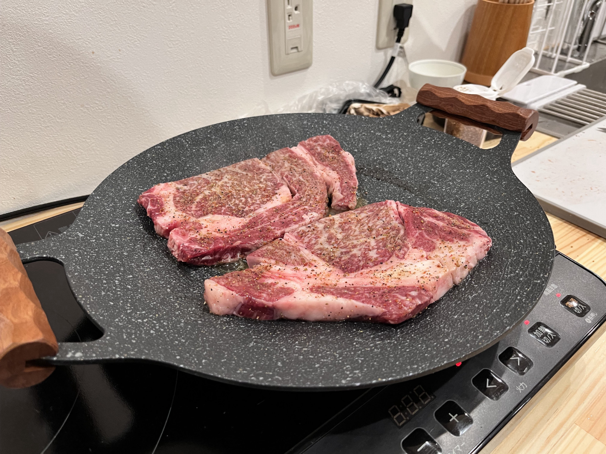お肉を焼いている様子