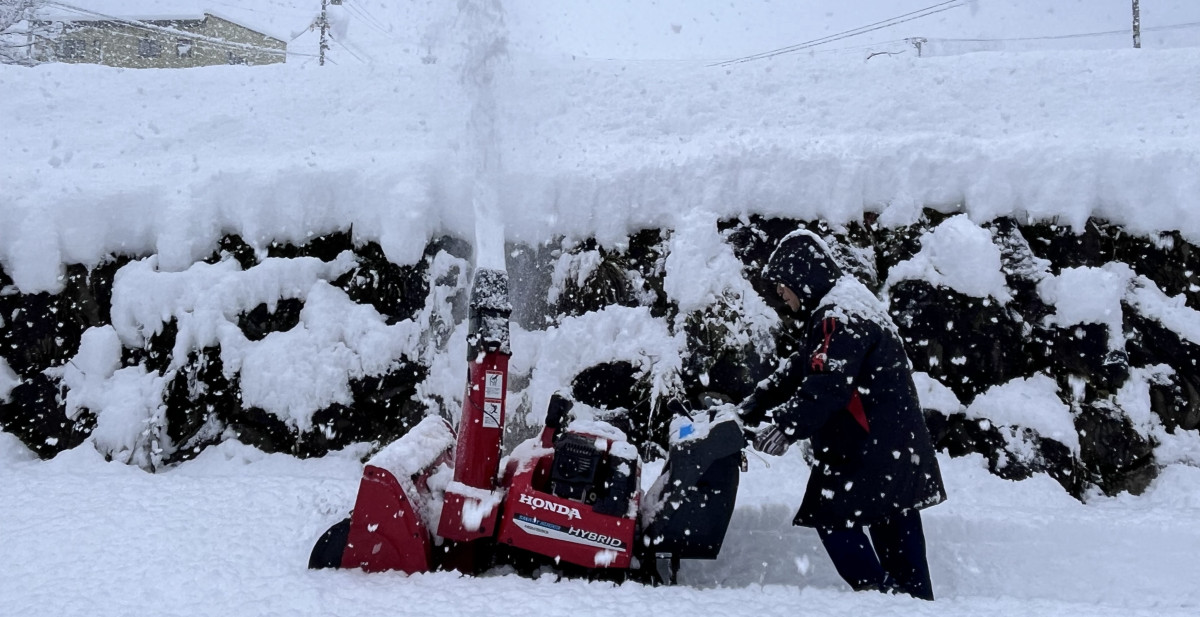 初除雪が大雪（除雪機に振り回される松田支配人）